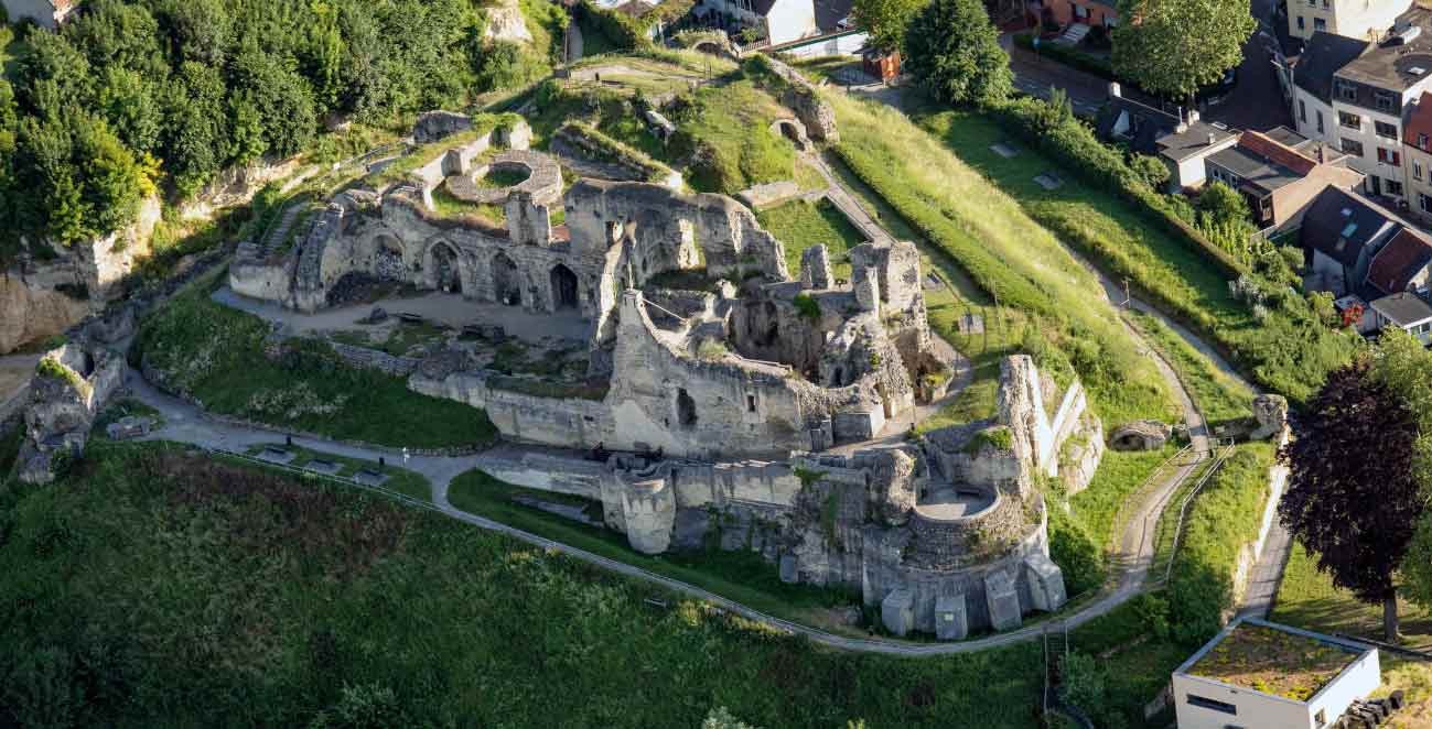 Kasteelruine Fluweelengrot in Valkenburg